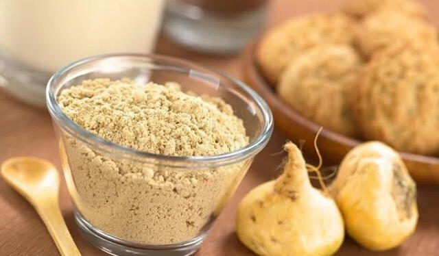  La maca también es valorada por su versatilidad en la cocina, ya que puede consumirse en polvo, cápsulas o en bebidas energéticas. Foto: Vitónica   