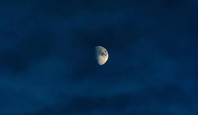  La Luna creciente es la fase que sigue a la Luna nueva, cuando una porción iluminada comienza a ser visible desde la Tierra. Foto: Pixabay   