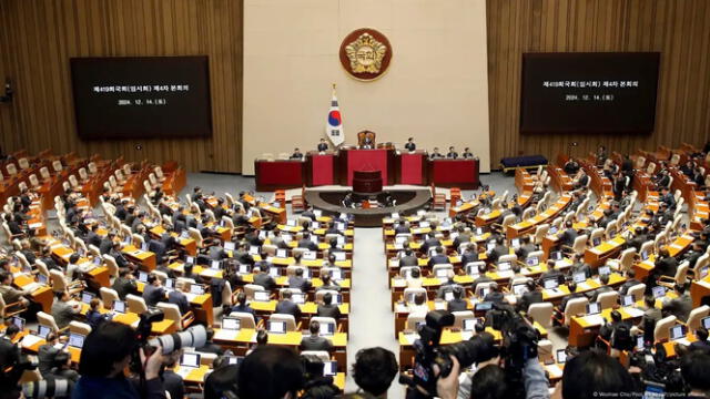 Con 2024 votos a favor, el Parlamento de Corea del Sur destituyó al actual presidente, Yoon Suk-yeol, luego de la fallida ley marcial. Foto: Woohae Cho.   