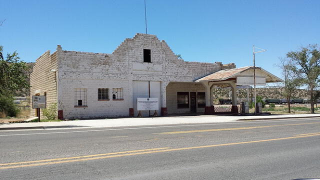  Personas que viajan por la ruta 66 en Arizona (Estados Unidos) reconocen el valor de la Gasolinera Osterman. Foto: Wikipedia.    