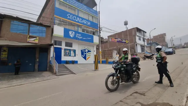 Efectivos policiales resguardan la zona afectada. La institución decidió enviar a clases virtuales a todos sus escolares. Foto: Mirian Torres   