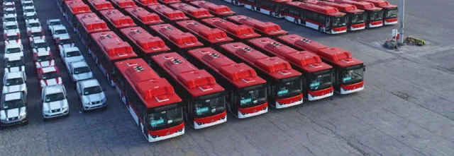  Con el arribo de los primeros 100 buses eléctricos comenzó el camino de la renovación del transporte público de Santiago. Foto: DTPM.    