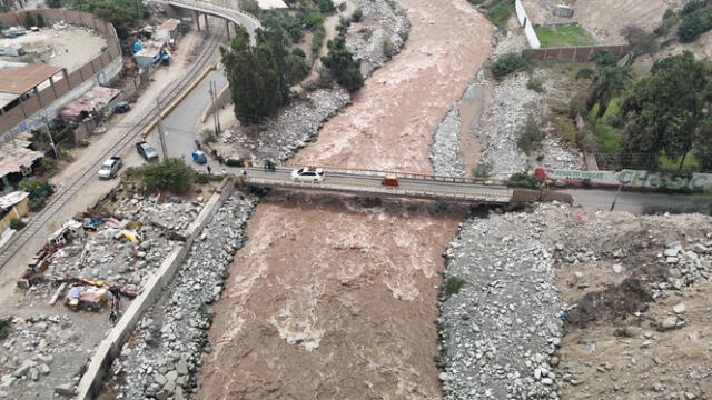 Aumento en el caudal del río Rímac se produce debido a las fuertes lluvias en la capital. Foto: Municipalidad de Lurigancho Chosica   