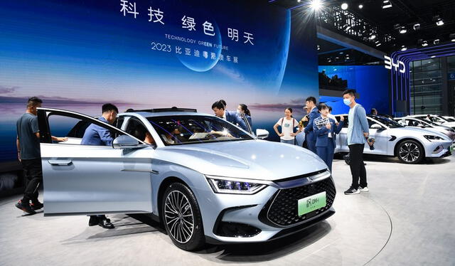 La fusión surge como respuesta a la creciente competencia de fabricantes chinos, como BYD, que lideran el mercado de autos eléctricos. Foto: Xinhua   