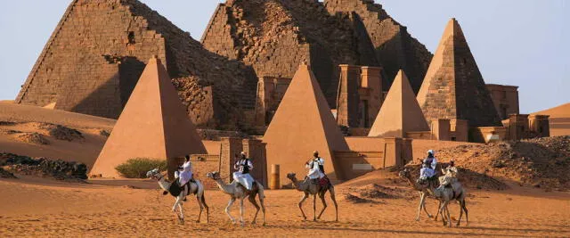  En honor a sus dioses, reyes, reinas y nobles, las grandes civilizaciones del antiguo Sudán construyeron majestuosos templos y tumbas, alcanzando un gran esplendor. Foto: Ferrer y Saret.    