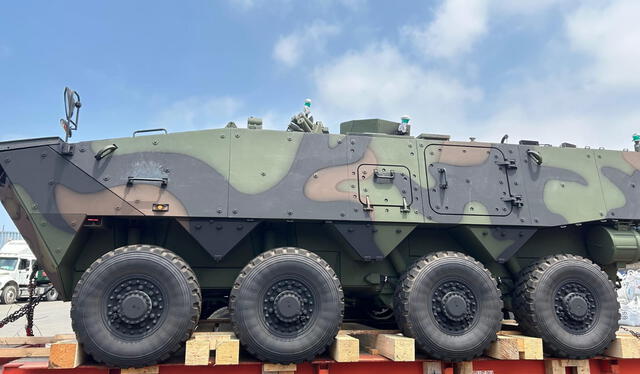  El blindado surcoreano K808 de Hyundai Rotem fue exhibido en Chorrillos por el Día del Ejército.    