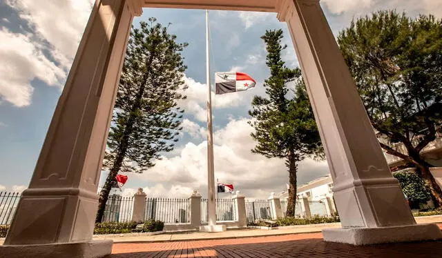 La bandera de Panamá debe ondear a media asta en todo el territorio por el Día de Duelo Nacional. Foto: RPC   