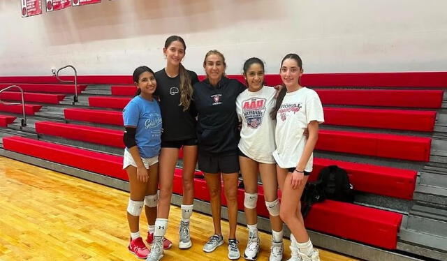  Hijas de Gabriela Pérez del Solar junto a Natalia Málaga. Crédito: Instagram   