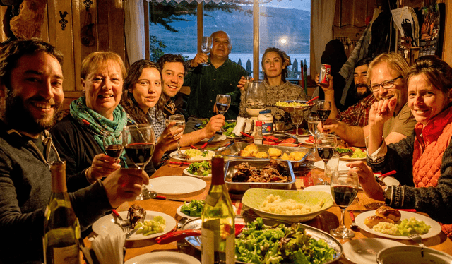  Familia reunida en la cena de Nochebuena, en la Patagonia (Chile). Foto: National Geographic.    