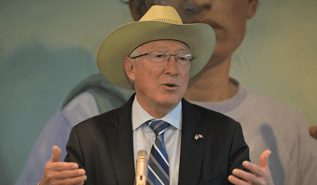 El embajador Ken Salazar lideró la ceremonia, resaltando la solidez de los lazos entre México y EE. UU., a pesar de las tensiones políticas que se avecinan con la llegada de Donald Trump. Foto: El Economista   