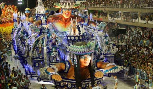  Durante el Carnaval de Río, la ciudad se sumerge de música, siendo su punto culminante el desfile de Escuelas de Samba. Foto: Turiweb.    