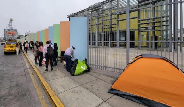 Padres acampando en las afueras del colegio Alfonso Ugarte, en San Isidro. Foto: Kevinn García/LR    