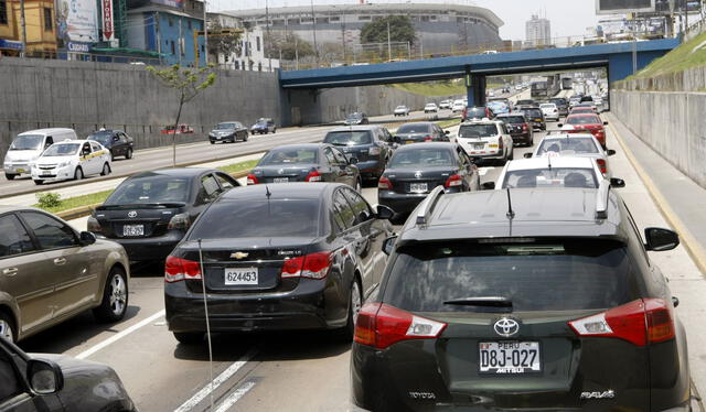 Tránsito en Lima es un 'vía crucis' para los conductores y pasajeros. Foto: Andina   