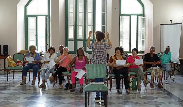  Abuelos y abuelas del coro del antiguo convento de Belén, en La Habana.    