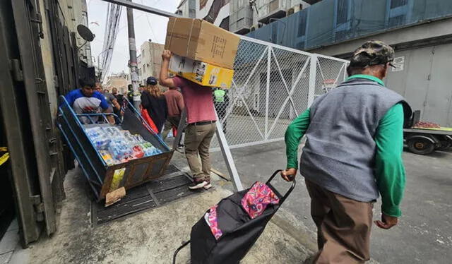  Comerciantes se instalan en las vías públicas. Foto: difusión    