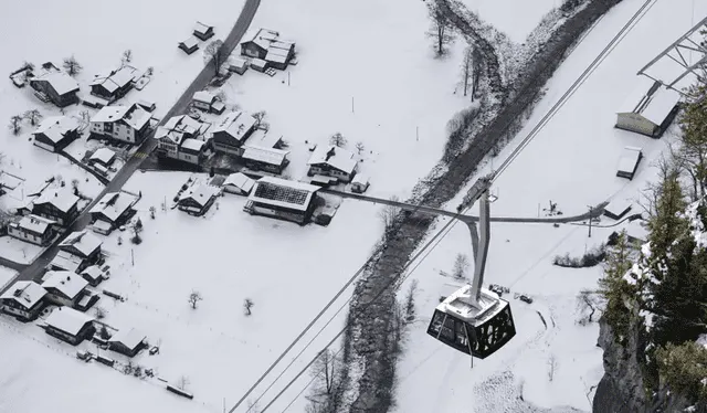  En los Alpes berneses de Suiza se localiza el teleférico más inclinado del mundo. Esta notable obra conecta Stechelberg con la aldea de Mürren. Foto: ABC   