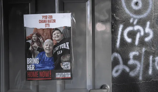  Un cartel, pegado en la puerta de la casa de Hanna, pedía su liberación y la de su familia. Foto: AP News.    