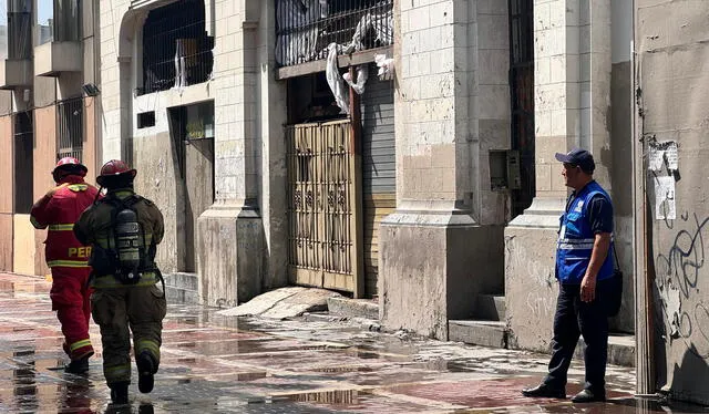 Personas de mal vivir intentaron provocar un nuevo incendio en el edificio Giacoletti. Foto: Marcia Chahua   