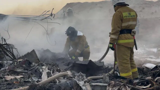 En el accidente aéreo en Kazajistán, viajaban 67 personas y, hasta el momento, se reportaron 32 sobrevivientes. Foto: AFP.   