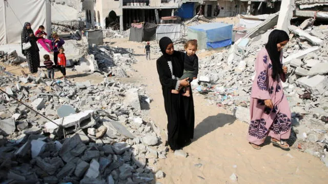  Las mujeres sobrevivientes de los bombardeos y operaciones israelíes, ahora viudas y desplazadas, enfrentan hambre y extrema vulnerabilidad. Foto: France 24.    