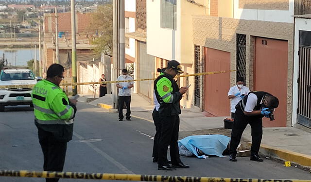  Agentes de la PNP y peritos de criminalística acordonaron la zona. Foto: Grecia Infante/La República   