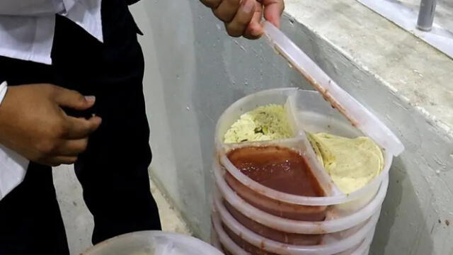 La comida se sirve en tápers que son repartidos a los presos en sus celdas, relató un periodista para la BBC. Foto: BBC   