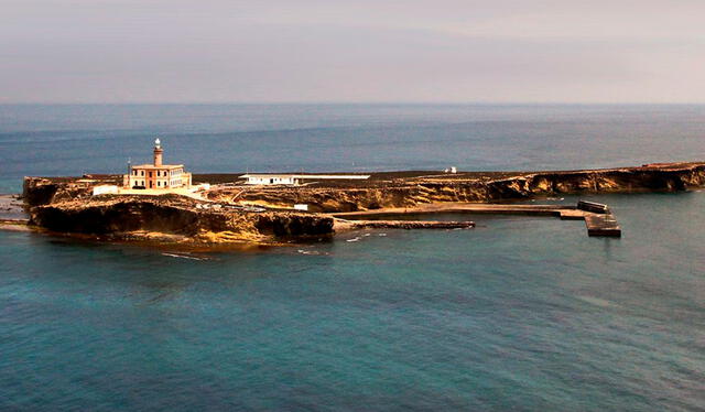  La isla de Alborán es un pequeño enclave español ubicado en el mar de Alborán, la parte más occidental del Mediterráneo, entre las costas de España y Marruecos. Foto: Turismo de Almería   