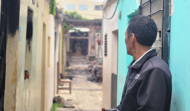  Uno de los vecinos damnificados observando el daño causado por el fuego al interior de la quinta. Foto: Kevinn García / URPI-LR   