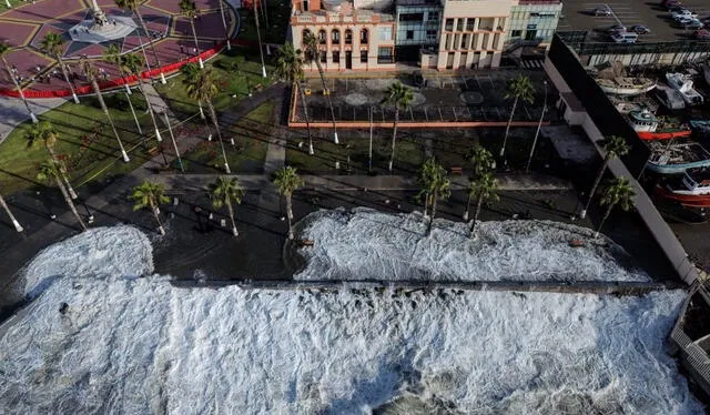  &nbsp;Plaza Grau amaneció inundada por fenómeno marino. Foto: Miguel Vásquez   