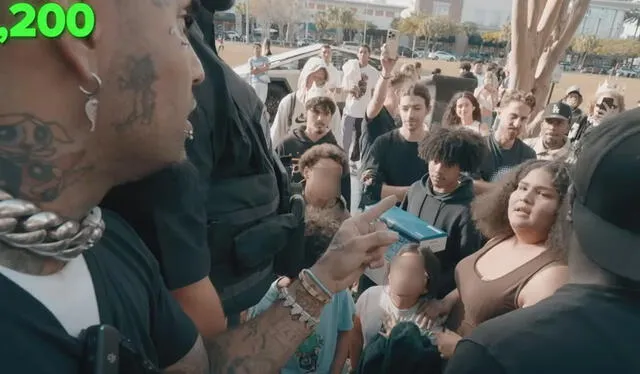 Mujer se exaltó y exigió regalo para su hija. Foto: Jack Doherty /YouTube   