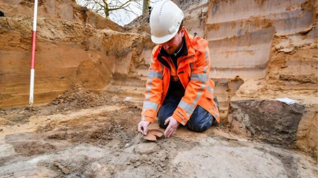  Se hallaron un raspador de piel de bronce, cerámica de terra sigillata y restos de cremación durante las excavaciones arqueológicas. Foto: La Brújula Verde.    