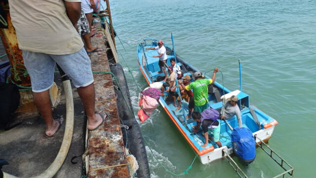 En Piura. Pescadores fueron rescatados luego de 3 días. Foto: Maribel Mendo/URPI-LR   