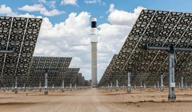  Crescent Dunes empleaba un sistema de espejos que concentraban la luz solar en una torre central. Foto: Atlas Obscura   