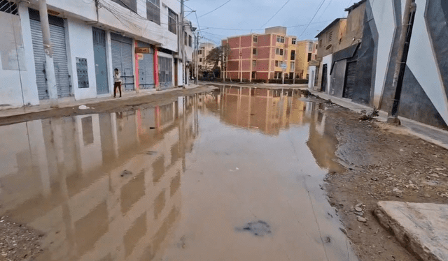  Los residentes de la urbanización Miraflores, en la avenida Leguia, señalaron que el desborde sucedió cerca de la 1 a. m. Foto: difusión    