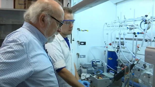  García Ruiz, a la izquierda, durante el experimento de protocélulas.   