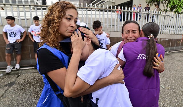  Familiares de los menores tras confirmación de los cuerpos calcinados en Ecuador. Foto: AFP   