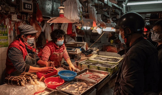  Los investigadores llevaron a cabo un muestreo exhaustivo en el mercado de Huanan. Foto: National Geographic<br>    