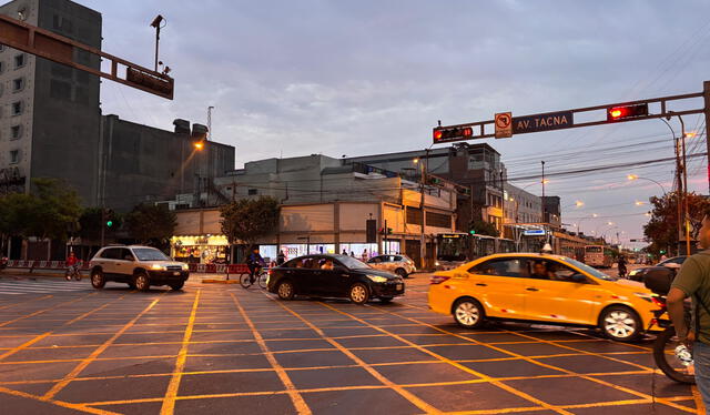 La avenida Tacna luce con ligero tránsito este martes 31 de diciembre. Foto: Grecia Infante - La República   