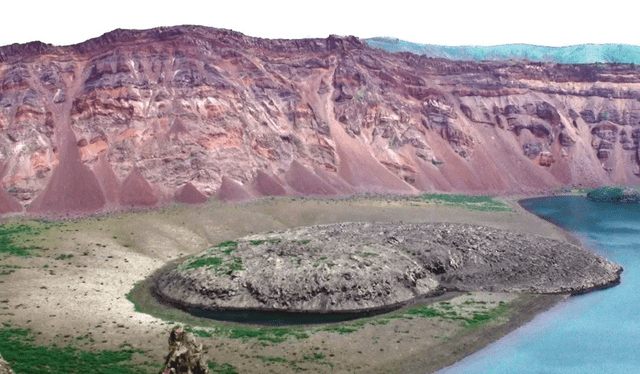  El equipo liderado por el Dr. Will Hutchison analizó núcleos de hielo del Evento de 1831 y encontró una coincidencia exacta entre las huellas químicas de los depósitos de ceniza y el volcán Zavaritskii. Foto: Heraldo de Aragón.    