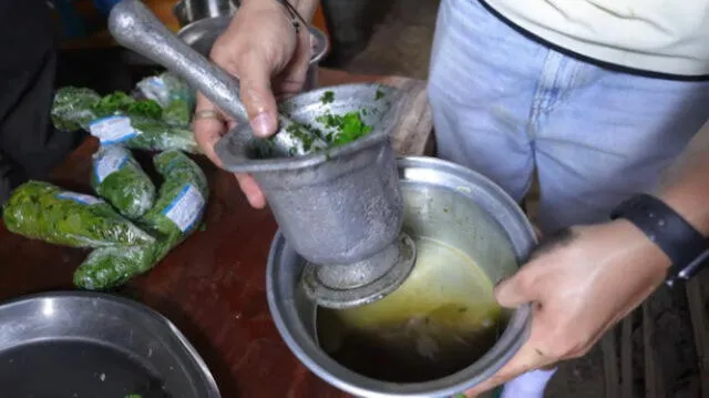  El peruano se adaptó a todos los utensilios que encontró en la cocina de la familia sudanesa. Foto: Pasaje en Mano/Youtube   