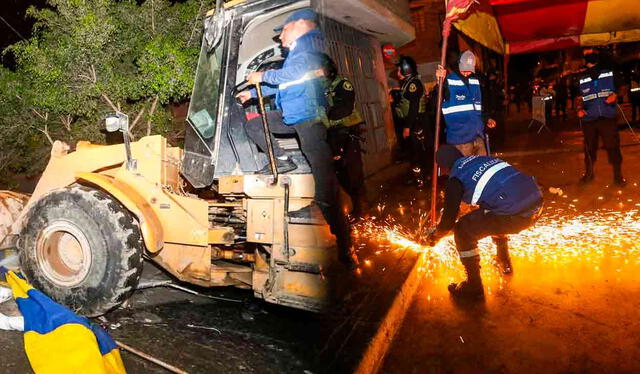 Desalojo de comerciantes ambulantes en horas de la madrugada. Composición LR.   