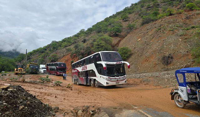 Los desprendimientos de lodo y piedras interrumpen el tránsito vehicular en regiones del país. Foto: La República   