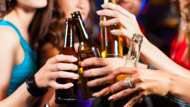  La inseguridad social motiva el consumo de alcohol en jóvenes, aunque se reduce con el tiempo.   