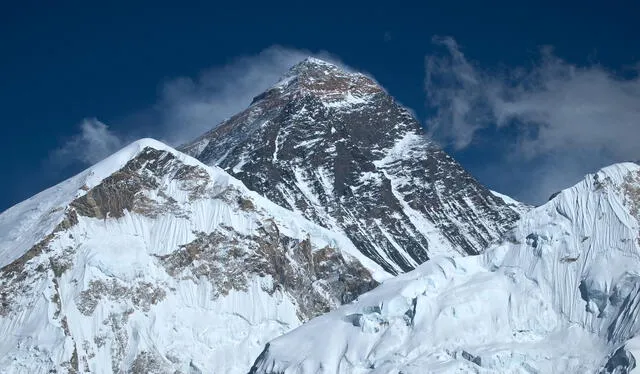  En Nepal, el Everest fue originalmente denominado Sagarmatha, que se traduce como "diosa del cielo", mientras que en el Tíbet es conocido como Chomolungma, que significa "diosa madre de las montañas". Foto: Wikipedia.    