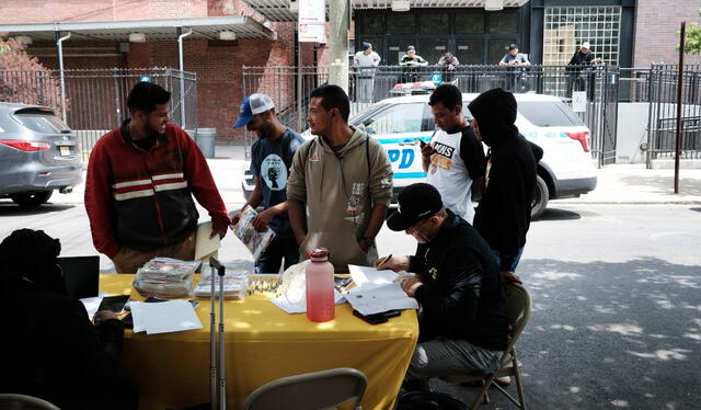  Los bancos de alimentos de Nueva York distribuyen miles de comidas diarias a familias necesitadas. Foto: Rotativo de México   