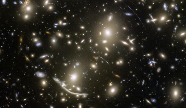  Toma completa de la galaxia Abell 370 a más 6,5 mil millones de años luz.   