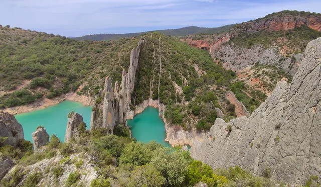  Entre las 2 paredes rocosas se encuentran las ruinas de un castillo medieval y la ermita de San Vicente. Foto: Congost Montebrei.    