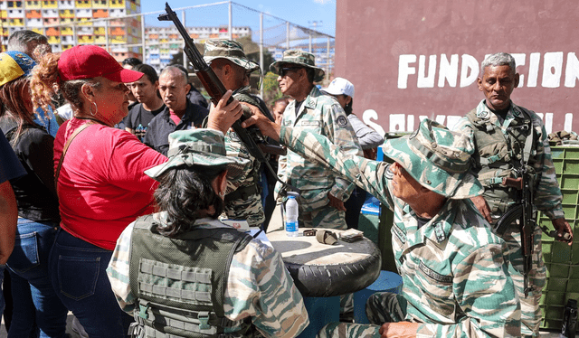  Los civiles recibieron los rifles de asalto sin tener formación militar. Foto: AFP   