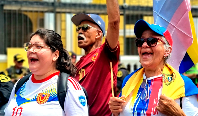  Venezolanos protestan en exteriores de su embajada en Lima. Foto: La República   