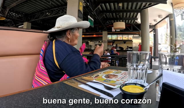  Juanma invitó a almorzar a doña Rosa. Foto: Canal de Youtube - Dilo Nomas 